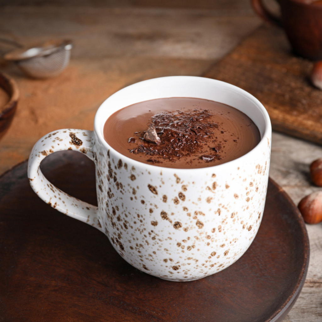 Kakao-Mix im Becher mit Milch zubereitet